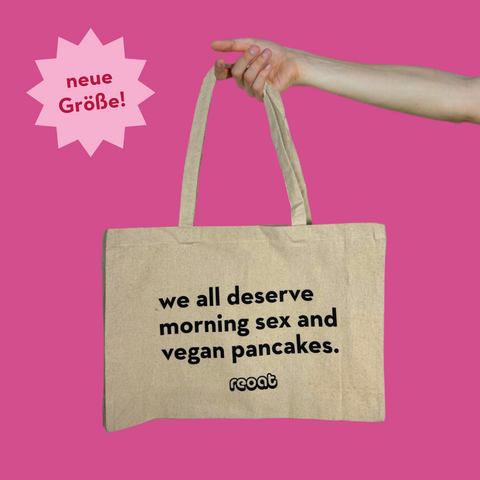 Man sieht den Jutebeutel von reoat mit dem Spruch: "We all deserve morning sex and vegan pancakes."
