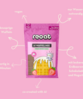 Bild der Reoat AI-Tüte mit den Vorteilen, die rund um die Tüte platziert sind: co-created with AI, fertig in 5 Minuten, knusprige Waffeln, vegan, nur Wasser notwendig, mit leckeren Erdbeeren, Schokolade und veganem Joghurt.