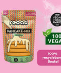 Vordere Ansicht der Reoat Vegan Pancake-Mix-Tüte neben den Batches PETA Vegan Food Award 2023, 100% vegan und 100% recycelbarer Beutel - SEO-optimiert für Reoat.