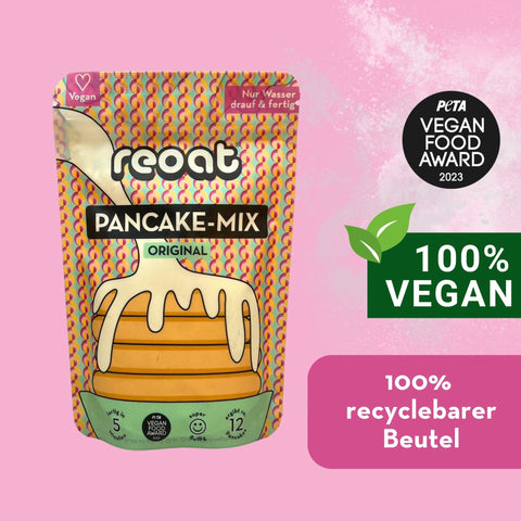 Vordere Ansicht der Reoat Vegan Pancake-Mix-Tüte neben den Batches PETA Vegan Food Award 2023, 100% vegan und 100% recycelbarer Beutel - SEO-optimiert für Reoat.