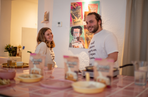 Die reoat Gründer vor dem vegane Pancakes Mix.
