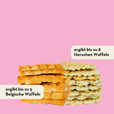 Bild mit zwei Stapeln Waffeln: einmal belgische Waffeln und einmal klassische Herzchenwaffeln. Zusätzlich mit der Erläuterung: 'Ergibt bis zu 5 belgische Waffeln & ergibt bis zu 8 Herzchenwaffeln.