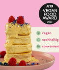 Stapel Pancakes mit Toppings, daneben der PETA Vegan Food Award 2023 und die Claims 'vegan', 'nachhaltig', 'convenient'.