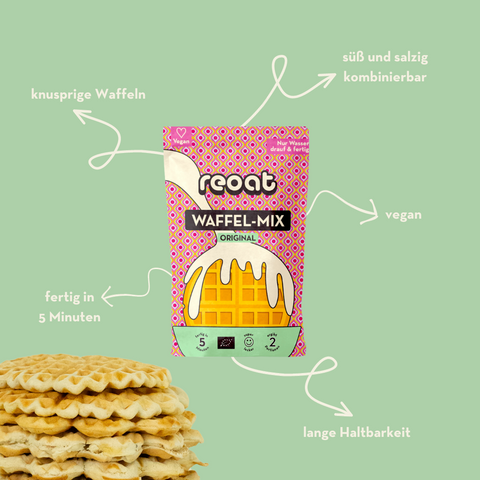 reoat veganer Waffelmix Tüte von vorne mit den Claims: fertig in 5 Minuten, knusprige Waffeln, vegan, nur Wasser notwendig, süß und salzig kombinierbar.