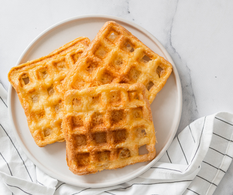 Herzhafte vegane cheesy Waffeln