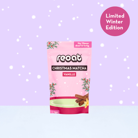 Weihnachtlicher Matcha Latte mit Zimt und Vanille – cremiger Winterdrink zum Anrühren.