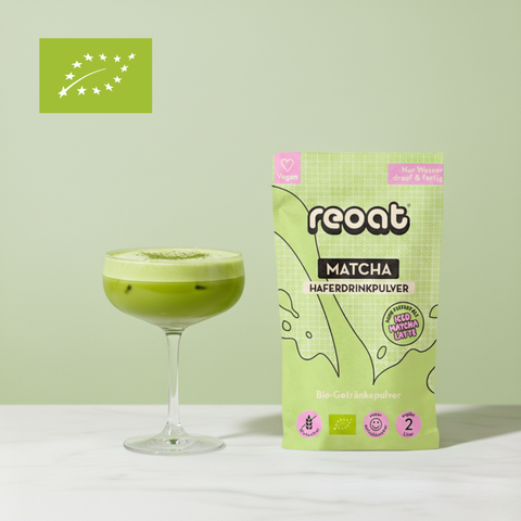 Reoat Iced Matcha Latte Pulver in der Verpackung mit Haferdrinkpulver inklusive.