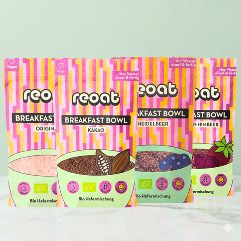 reoat Bowl Lover Set mit vier Breakfast Bowl Bio-Hafermischungen in verschiedenen Sorten: Original, Kakao, Heidelbeer und Erdbeer-Himbeer; farbenfrohe reoat Verpackungen nebeneinander vor hellem Hintergrund mit dem Hinweis „Nur Wasser drauf & fertig“ – vegane Frühstücks-Bowls/Hafer-Breakfast zum schnellen Anrühren, ideal als Probierpaket, Vorrat oder Geschenk für cremige Porridge- und Frühstücksbowl-Rezepte.