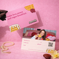 reoat Geschenkkarte/Gutschein im pinken Design mit dem Claim „make love, peace and vegan breakfast.“ und reoat Logo; daneben ein ausfüllbarer Voucher mit Feldern für Gutscheinwert, Code und Gültigkeit sowie QR-Code und Foto-Motiv – inszeniert auf rosa Hintergrund mit Perlenkette, Dattel und Blüte, ideal als reoat Geschenkgutschein für vegane Pancakes, Waffeln, Breakfast Bowls, Haferdrinkpulver und Latte-Pulver im Onlineshop.