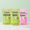 reoat Matcha Set mit drei Bio Haferdrinkpulvern/Latte-Pulvern: Matcha Haferdrinkpulver, Banana Matcha Haferdrinkpulver und Pink Chai Haferdrinkpulver; die drei reoat Beutel stehen nebeneinander vor hellem Hintergrund mit „Nur Wasser drauf & fertig“ – vegane reoat Getränkepulver für Matcha Latte, Banana Matcha Latte und Pink Chai Latte (auch als Iced Latte), schnelle Kaffee-Alternative zum Anrühren, ideal als Probier-Set, Geschenk oder Vorrat für die reoat Drinks-Kollektion.