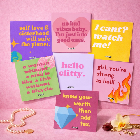 reoat Sticker-Set im Female-Empowerment-Design mit bunten quadratischen Stickern und Statements wie „self love & sisterhood“, „no bad vibes“, „hello clitty“, „girl, you’re strong as hell“, „know your worth“ und weiteren feministischen Sprüchen; flach fotografiert auf pinkem Hintergrund mit Perlenkette und Schmuck – reoat Extras/Zubehör als Stickerpack für Laptop, Trinkflasche, Handyhülle, Notizbuch und Journaling.
