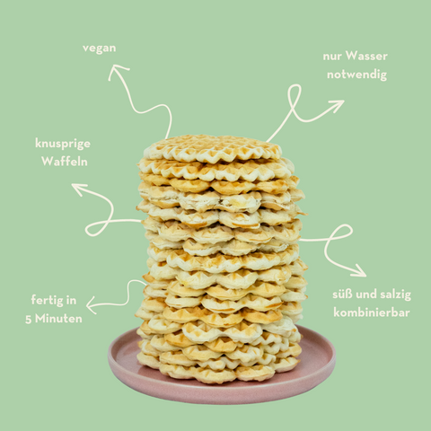 Turm aus lecker aussehenden Waffeln mit den Claims: fertig in 5 Minuten, knusprige Waffeln, vegan, nur Wasser notwendig, süß und salzig kombinierbar.